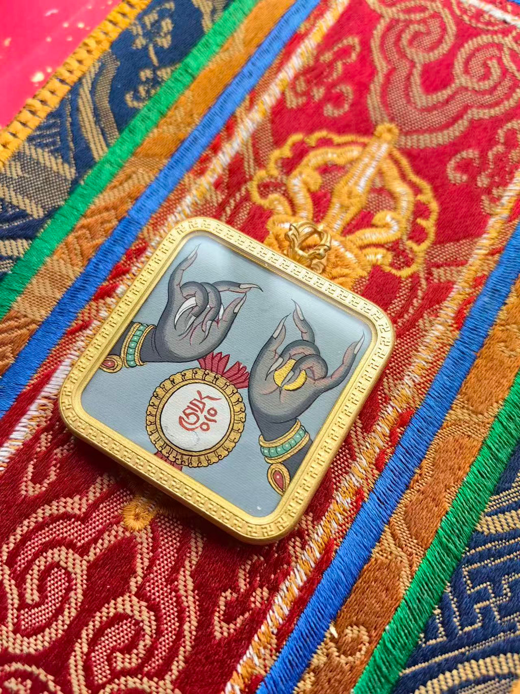 Zashi Lhamo Mudra — The Hand That Holds the Line